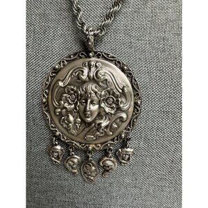 Victorian Style Silver Tone Necklace With Intricate Floral Face Design